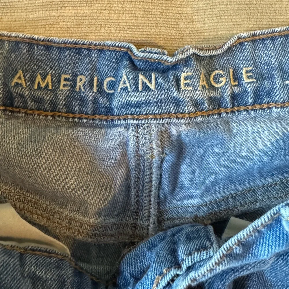 American Eagle Mom Shorts Women’s 6 Light Wash Denim High Rise Cuffed Casual